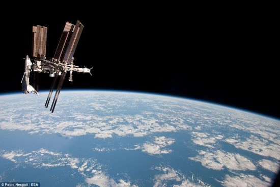 位于地球轨道里的国际空间站和与其对接的&ldquo;奋进&rdquo;号。上个月内斯波利拍摄的照片，是第一次从俄罗斯的&ldquo;联盟&rdquo;号飞船上拍摄到航天飞机与空间站对接的画面