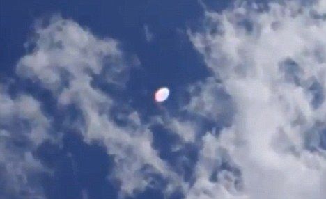 星际母船？在5个较小的亮点来回移动时，突然出现了一个较大的蝶形亮点