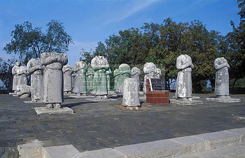 况且史书上还明确记载,唐高宗临死时,还特意留下遗言,要将他生前所喜爱的字画全部陪葬。很多专家还推测顶级国宝书圣王羲之的《兰亭序》也很有可能就藏在乾陵。图为:陕西乾陵遗址