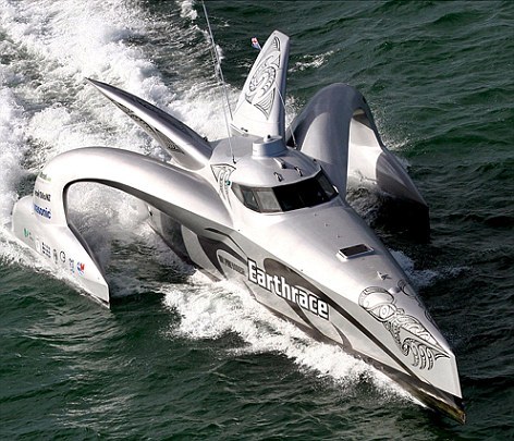 “地球竞赛”(Earthrace)号生物燃料船完全由生物柴油提供动力，但是由于很难直接用植物大规模生产这种燃料，因此对它进行商业应用还不可行