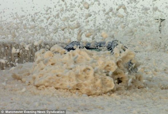 开车的人必须缓慢穿过泡沫，这已经对他们构成生命危险