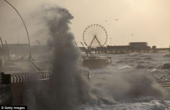 29日风速高达每小时90英里（144.84公里）的强风袭击这座滨海小镇，海浪不断冲刷海滨人行道