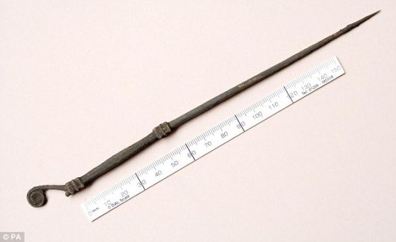 专家把这些在英国弗马纳郡发掘的文物称赞为具有重大国际影响的发现。他们称，这些发现将为了解中世纪爱尔兰人的生活以及该地区和外部世界的联系提供新线索。这张照片显示的正是这些重要文物之一。