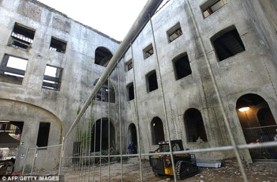 佛罗伦萨圣乌尔苏拉修道院的院子,考古学家正在这里进行挖掘工作 佛罗伦萨圣乌尔苏拉修道院的院子,考古学家正在这里进行挖掘工作