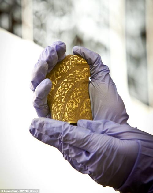 斯塔福德郡出土多件盎格鲁-撒克逊时代宝藏/组图 此次发现中包括什么一件被认为是黄金头盔的颊片。