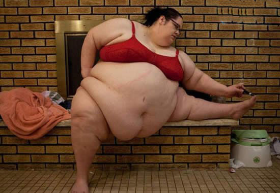 世界上最胖的人1400斤还要增肥(图)