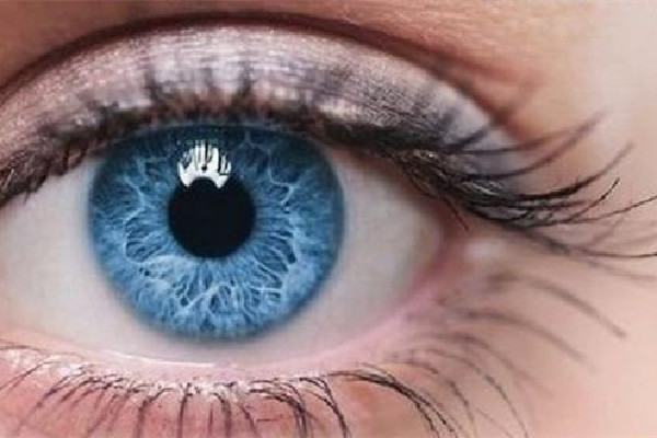 18岁女孩右眼天生蓝瞳 为什么有的人瞳孔颜色不一样