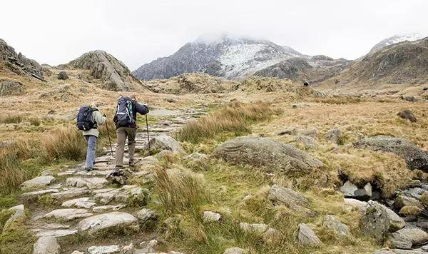 徒步登山技巧有哪些(徒步登山技巧和步法)