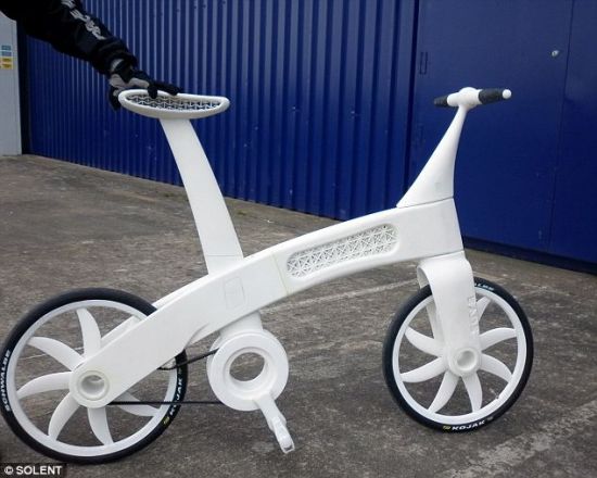 功能齐备的Airbike，采用尼龙材料，是一项引人注目的项目的结晶。其坚固程度与刚和铝不相上下，但重量却减少65%。