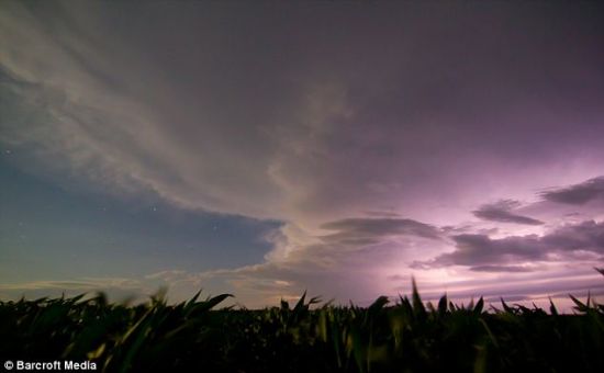 强雷雨逼近，天空变成紫色