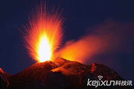 意大利斯特隆布利式火山喷发