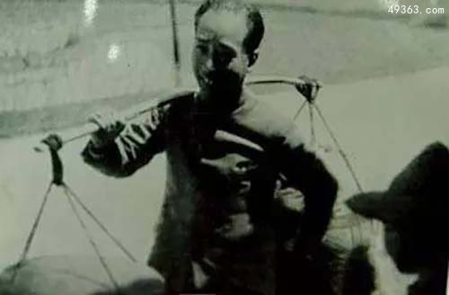 1942年戴笠为即将深入东南日战区的梅乐思示范将自己化装成为力夫